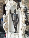 Dies ist der original Perseus Sockel des Renaissance Bildhauers Benvenuto Cellini.